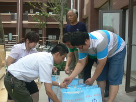 炎炎夏日送清涼  絲絲關(guān)愛寄深情